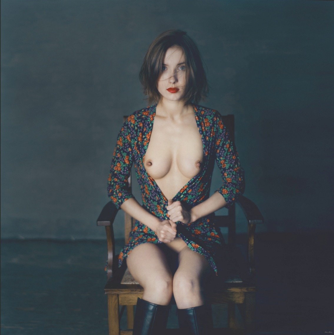 1135x1137, 195 Kb / женщина, стул, халатик, помада