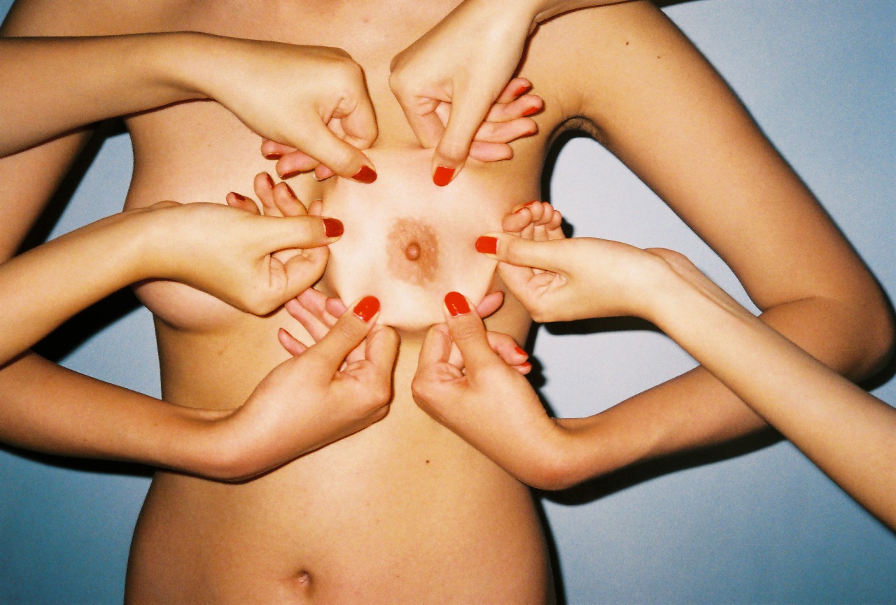 1280x865, 255 Kb / женщина, руки, грудь, сосок