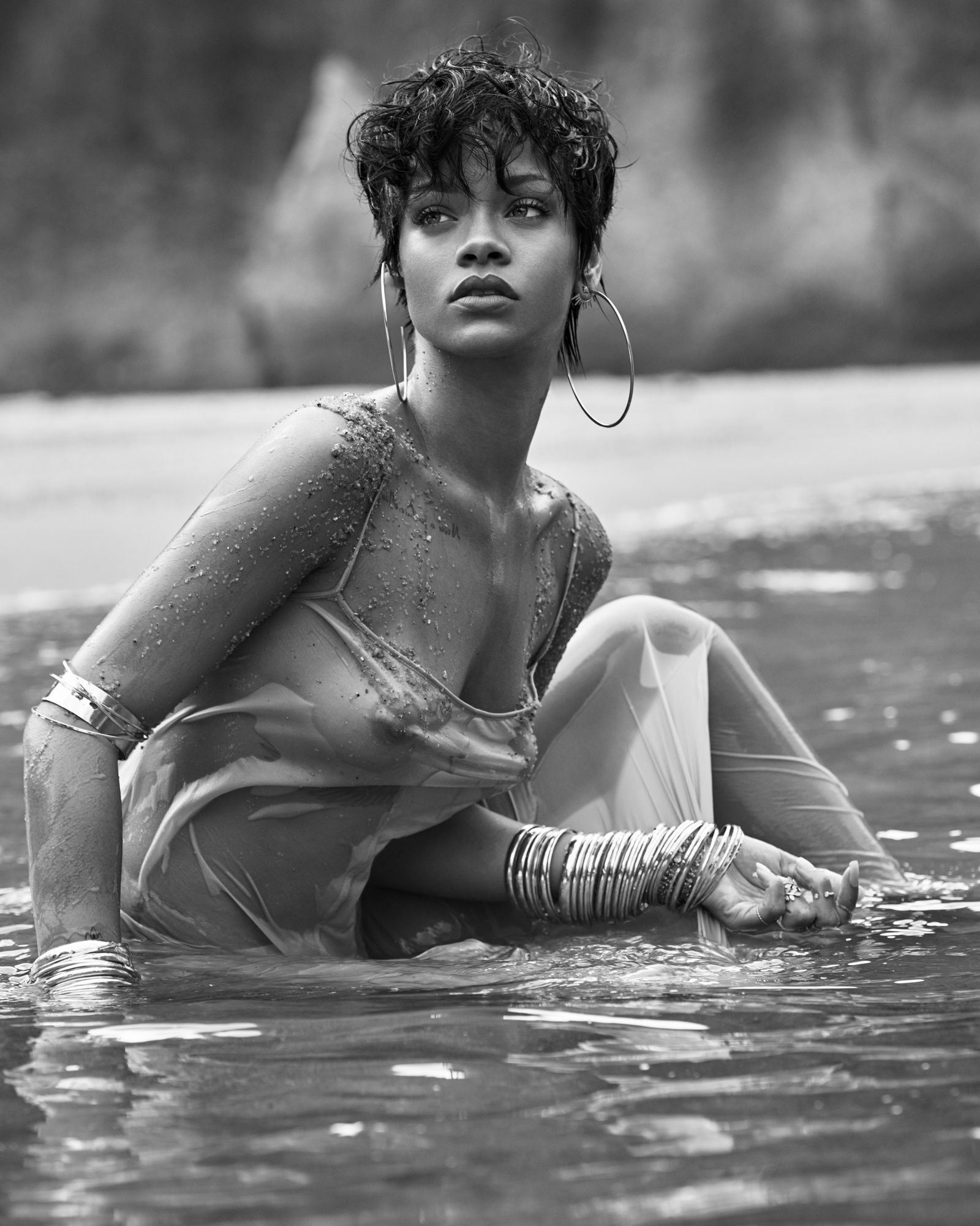 1600x2001, 315 Kb / рианна, вода, мокрая, ч/б, кольца, серьги