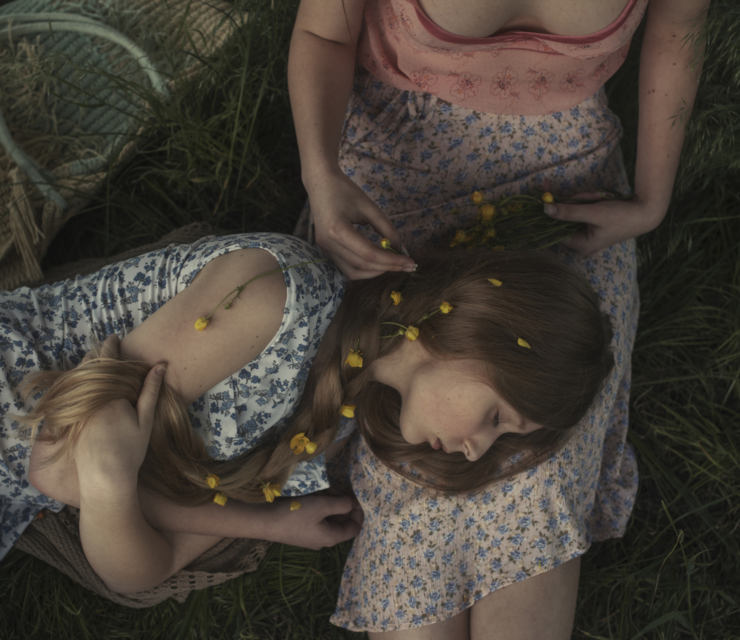 1500x1299, 537 Kb / Девушка, русая, волосы, спит, цветы, трава