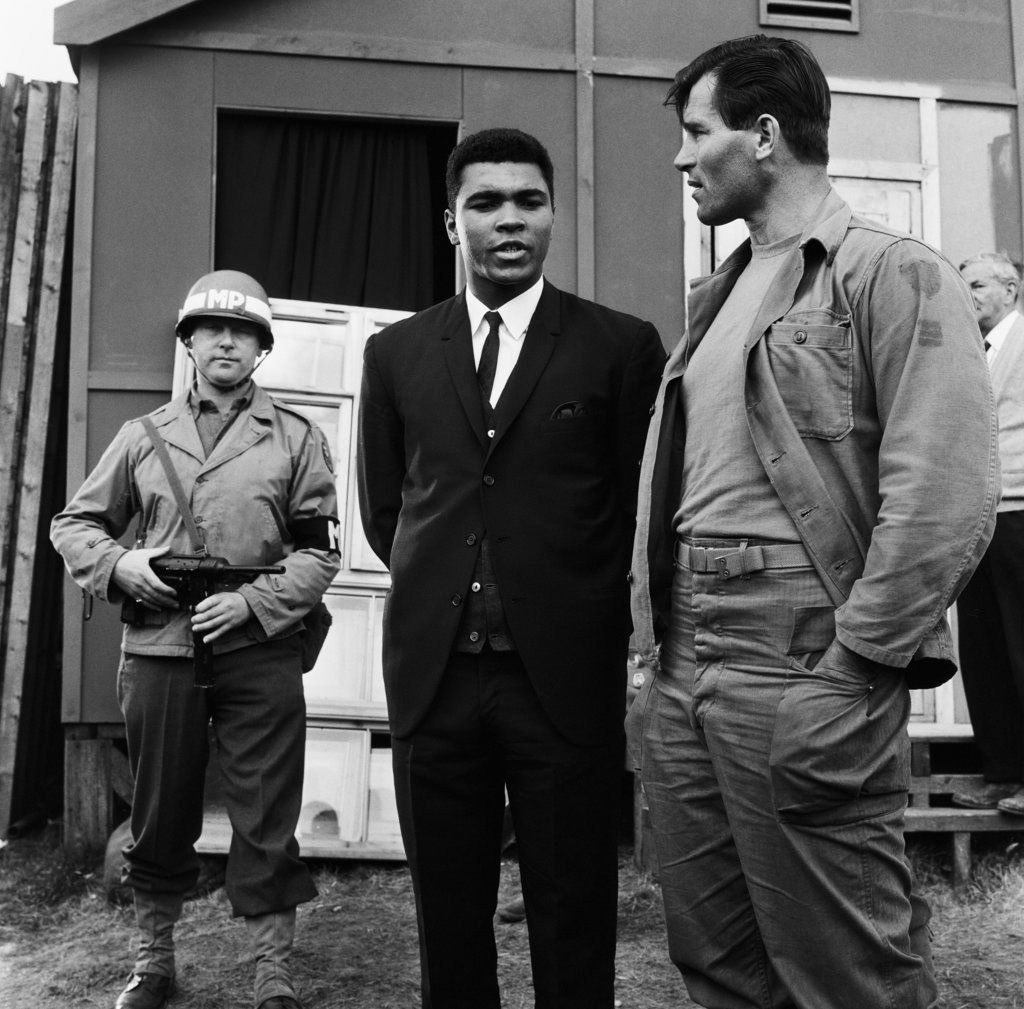 1024x1009, 221 Kb / кассиус клей, мухаммед али, клинт уокер, ч/б, оружие полиция, каска