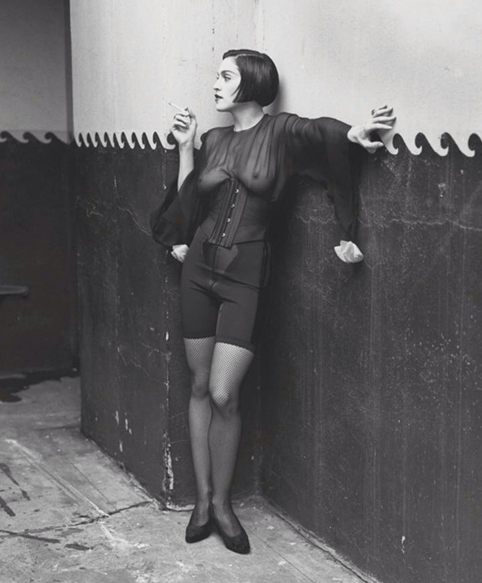 703x851, 120 Kb / мадонна, сигарета, карэ, ч/б, прозрачное