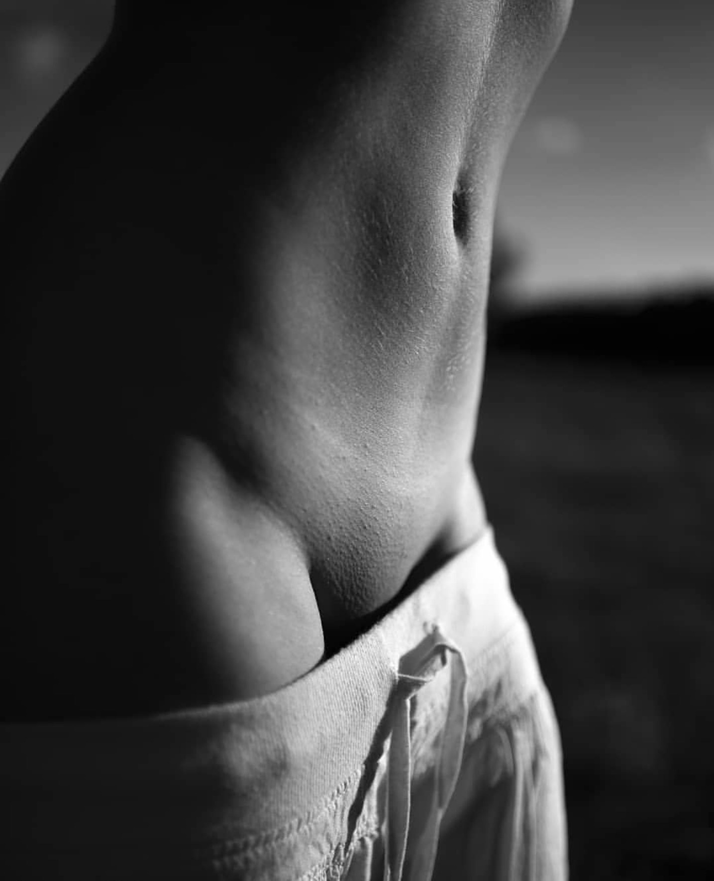 1435x1769, 187 Kb / живот, лобок, бритая, штаны, ч/б