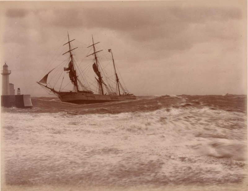 800x618, 83 Kb / парусник, шторм, ч/б