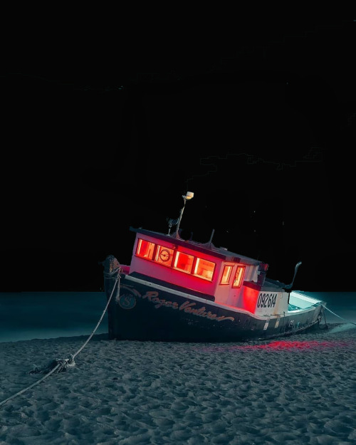 500x625, 208 Kb / катер, берег, песок, канат, швартовы