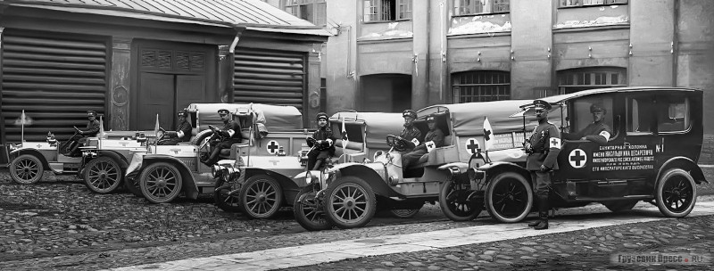800x304, 95 Kb / автомобиль, классика, ретро, скорая помощь, ч/б, царь, империя, Петроград, крес, санитары, медики