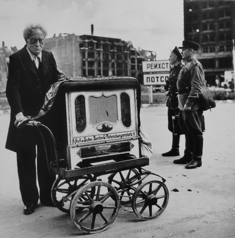 789x800, 198 Kb / шарманщик, Берлин, шарманка, ч/б, солдаты, рейхстаг