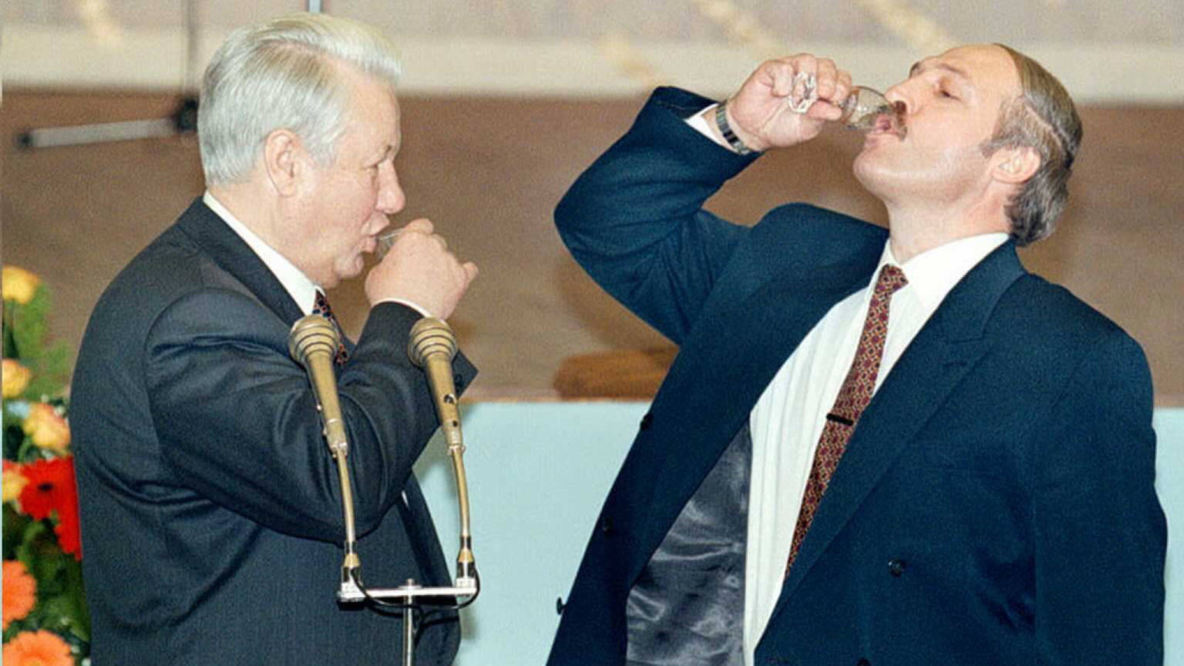 3840x2160, 449 Kb / Борис Ельцин, Александр Лукашенко, Кремль, Москва, договор, рюмка, водка, пиджак, галстук