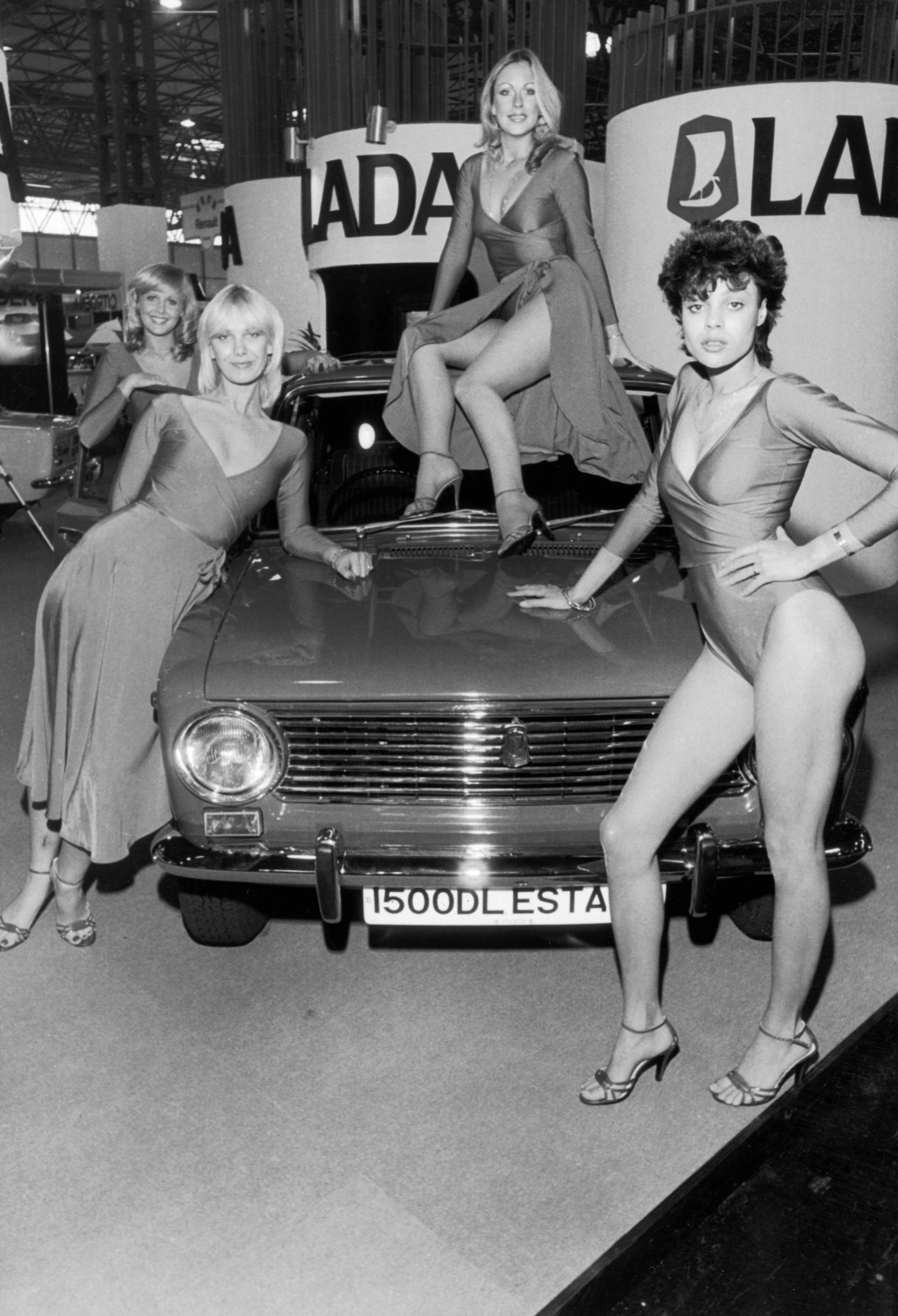 1398x2048, 521 Kb / ч/б, автоваз, автомобиль, выставка, автосалон, лада, купальник, платье, жигули