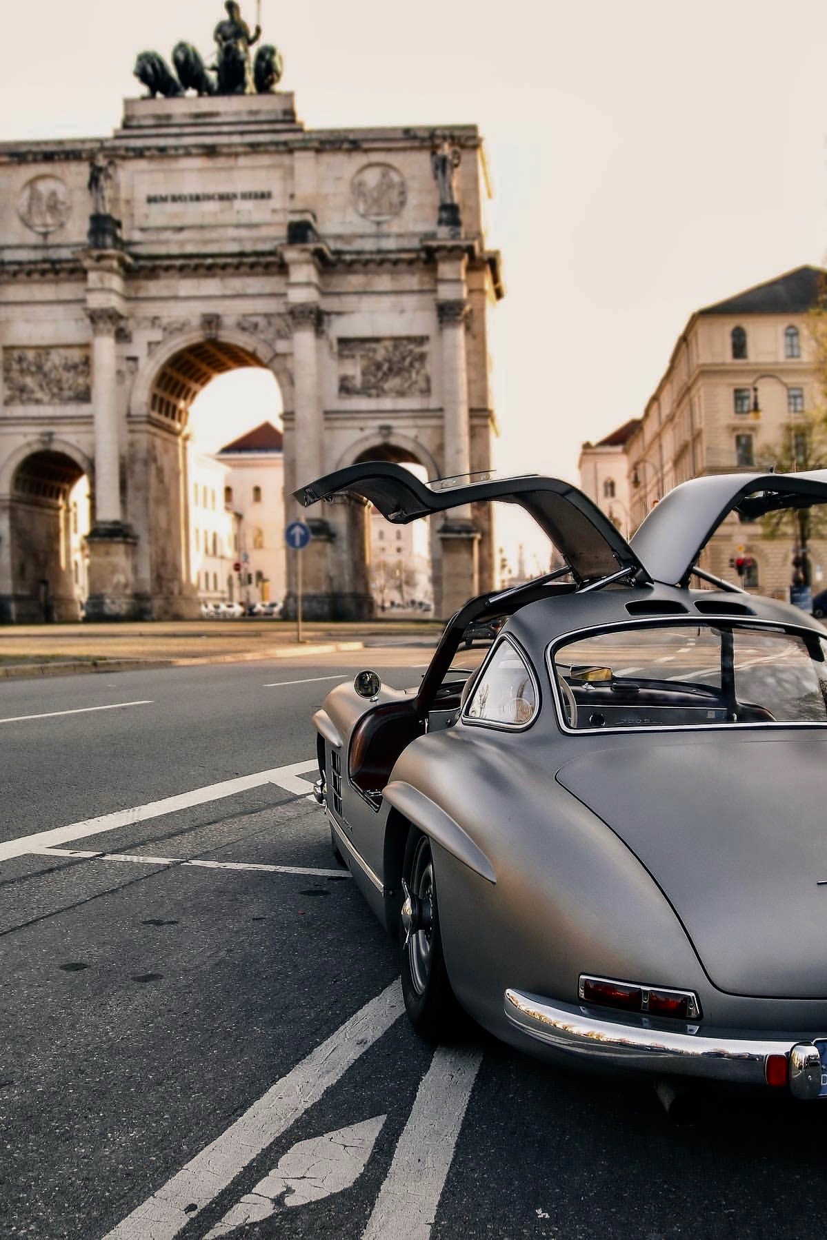 1199x1799, 310 Kb / автомобиль, классика, ретро, мерседес, арка, триумфальная арка, мюнхен