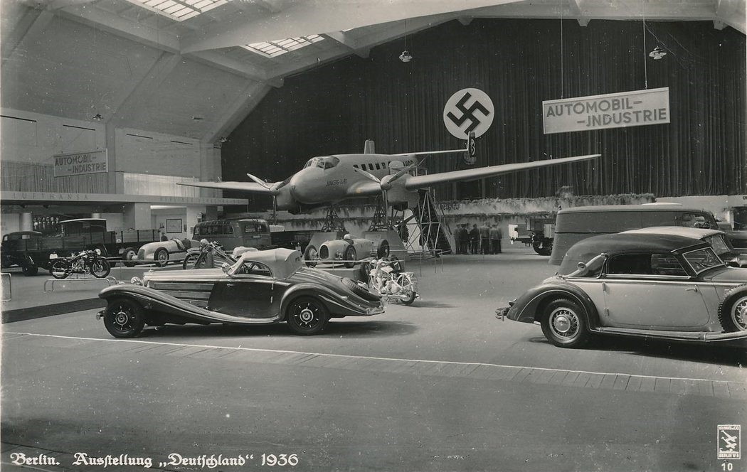 1050x664, 143 Kb / автомобиль, классика, ретро, самолет, выставка, Берлин, свастика, Германия, ч/б