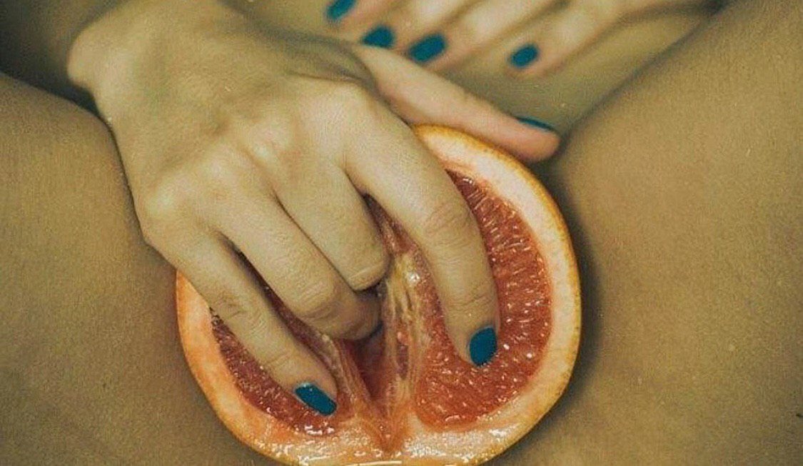 1125x653, 115 Kb / апельсин, рука, ногти, грейпфрут