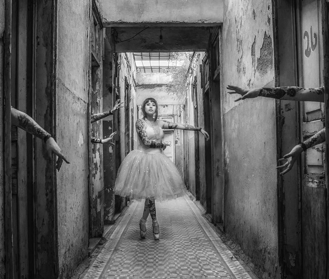 1080x914, 155 Kb / балерина, платье, тату, руки, коридор, ч/б