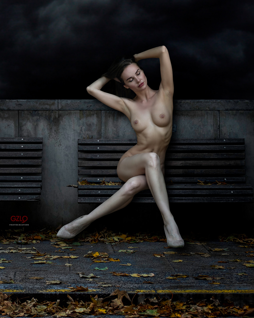 1080x1350, 506 Kb / сиськи, голая, туфли, скамейка