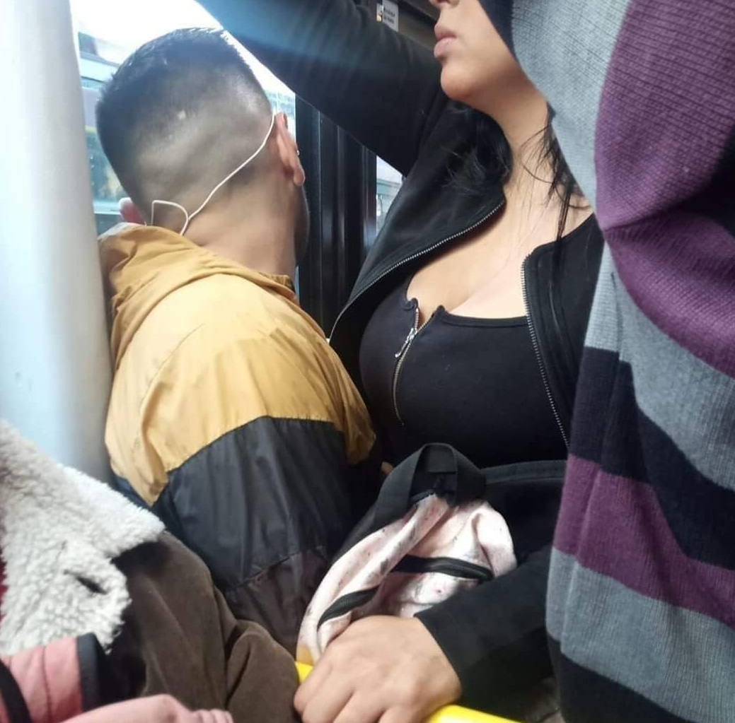 1039x1023, 227 Kb / транспорт, автобус, декольте, вырез, двери, наушники, давка, теснота, платье, куртка