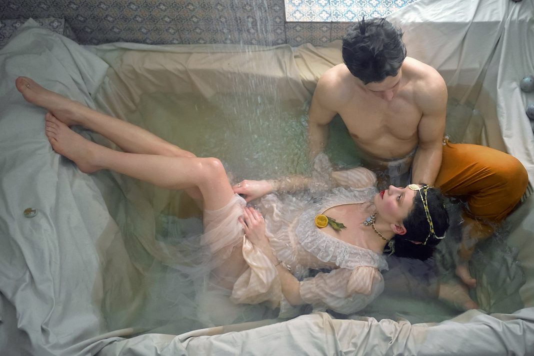 1068x713, 101 Kb / мужчина, женщина, ванна, душ, простыни, украшения