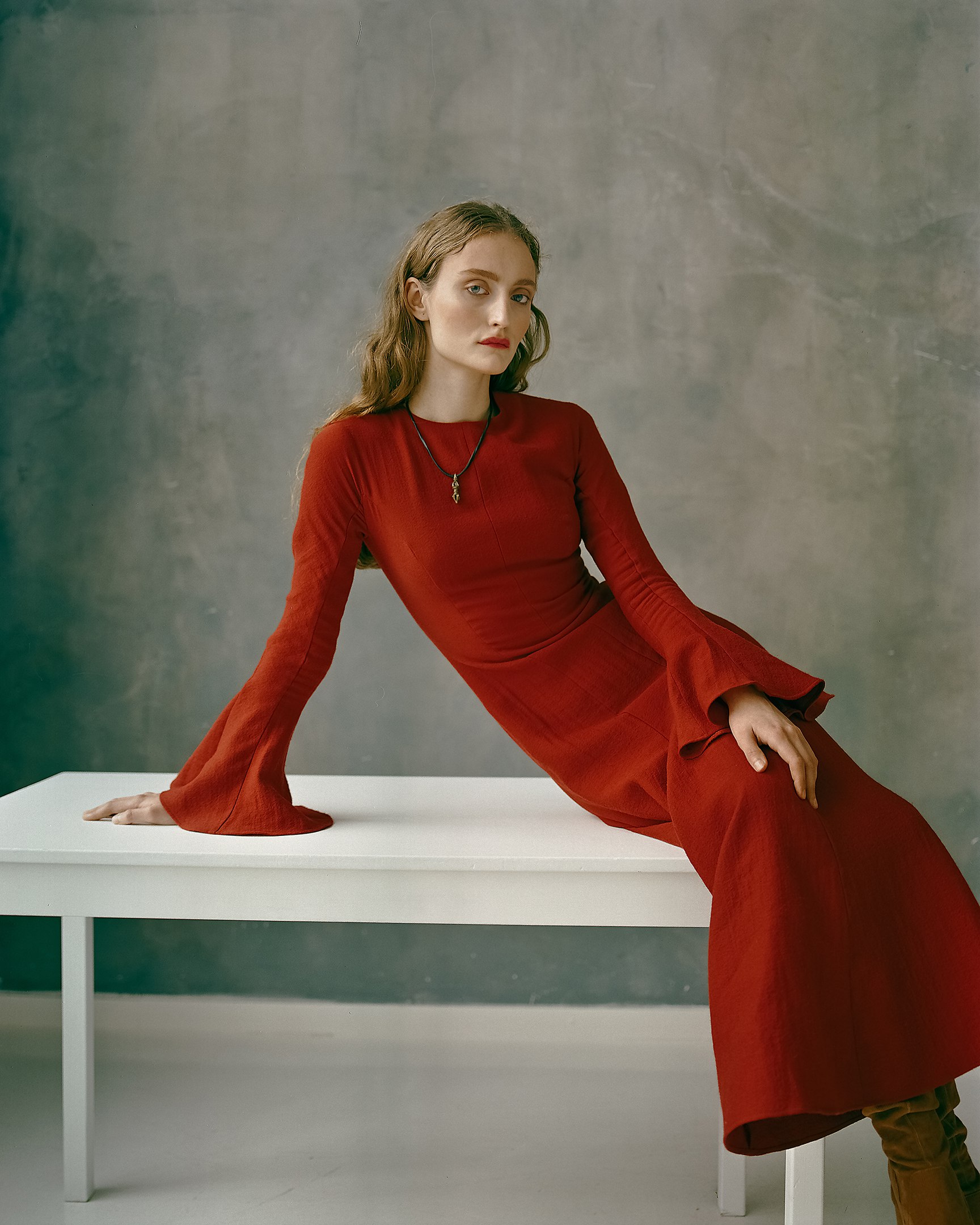 1728x2160, 459 Kb / женщина, красное, платье, кулон, стол