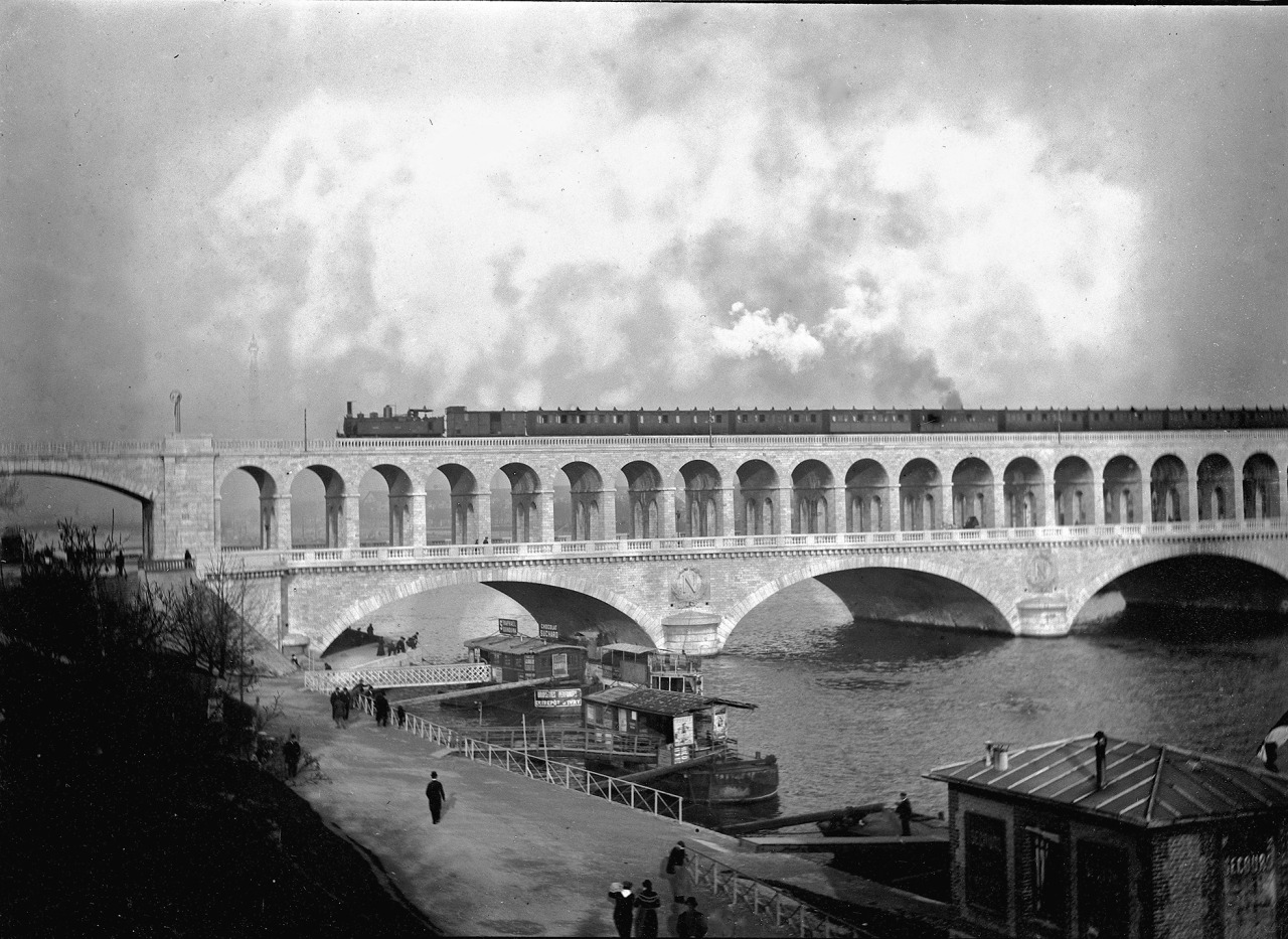 1280x933, 385 Kb / Париж, Франция, поезд, река,Сена, виадук, мост, ч/б, Эйфелева башня, дым