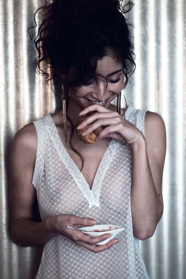 784x1175, 216 Kb / платье, прозрачное, чашка, ложка, еда, кекс, пиалка, Эмили Пайе, Emilie Payet