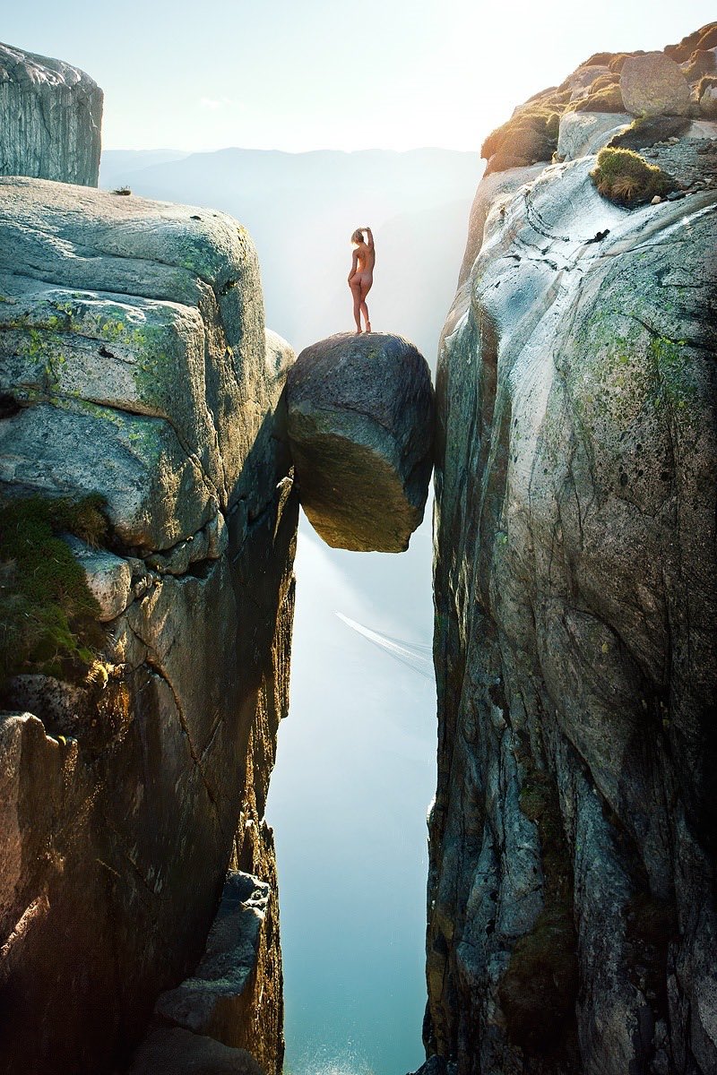 800x1200, 240 Kb / горы, камень, скалы, обрыв, голая, блондинка, озеро