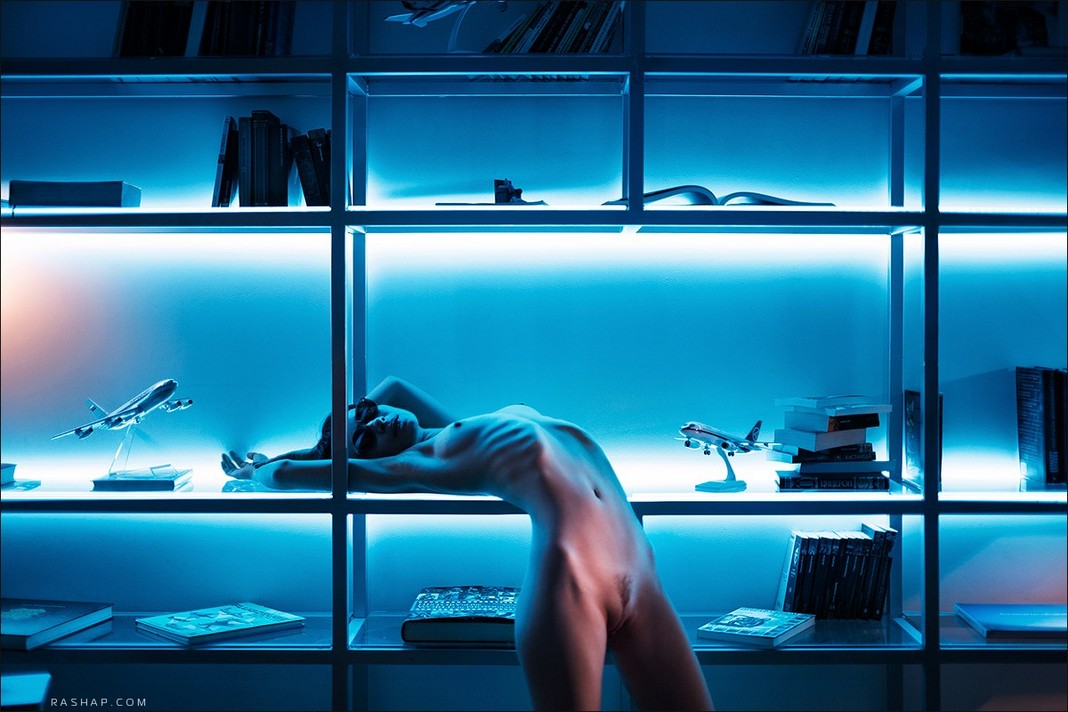 1068x712, 162 Kb / женщина, полки, витрина, самолеты, книги, очки