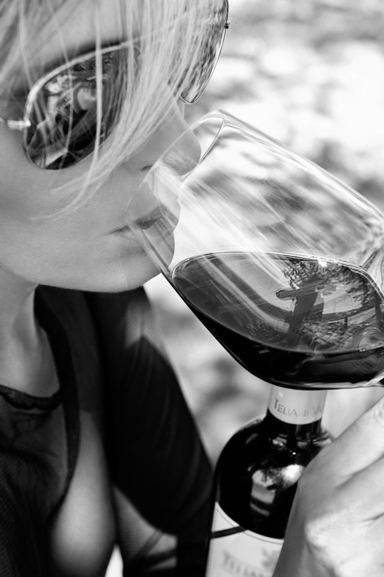 768x1152, 117 Kb / ч/б, блондинка, очки, бутылка, бокал, вино