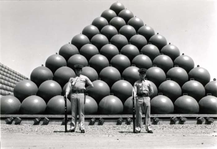 700x479, 60 Kb / пирамида, США, ч/б, боеприпасы, флот, армия, база