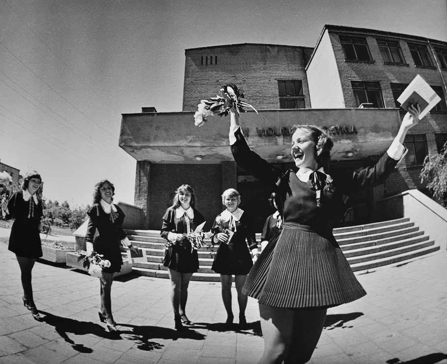 908x740, 67 Kb / последний звонок, школа, школьница, форма, фартук, цветы, букет, портфель, ч/б, ссср