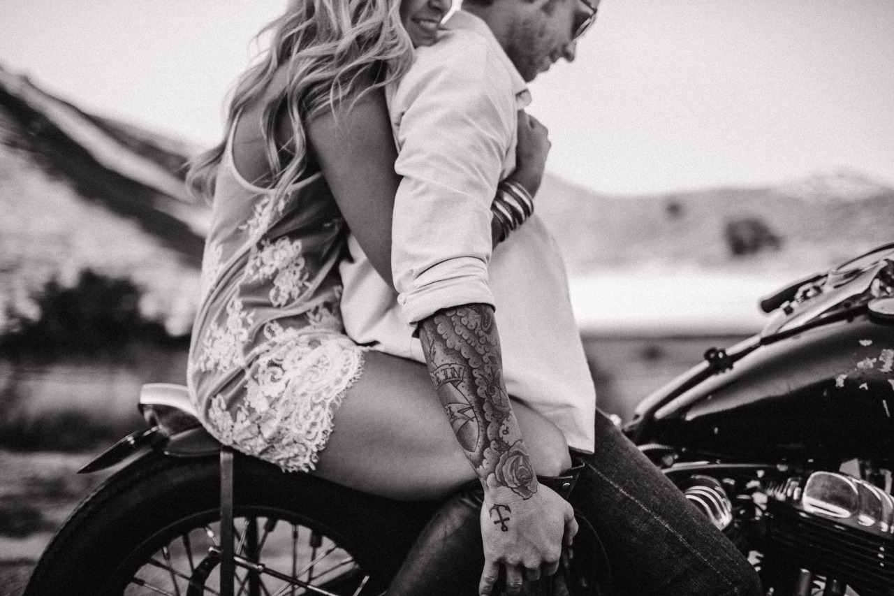 1280x853, 314 Kb / мотоцикл, ч/б, тату, пара, ляжка