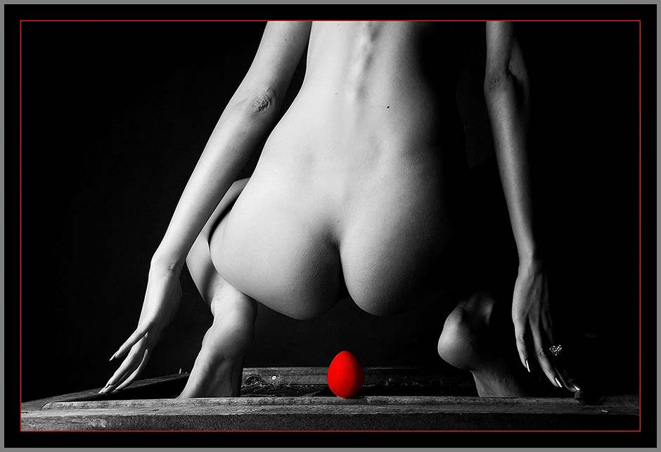 940x642, 49 Kb / попа, кольцо, корточки, красное, яичко, яйцо