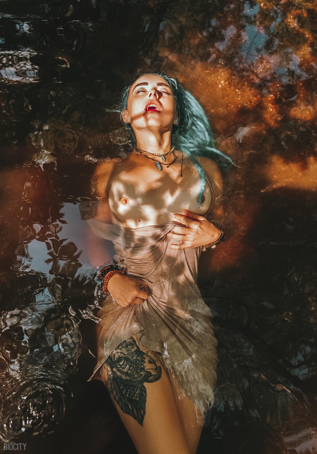 1280x1835, 376 Kb / сиськи, вода, крашеная, бусы, браслет, тату