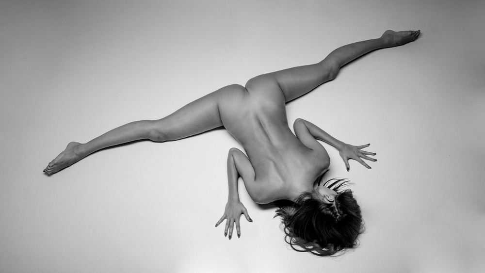 1000x563, 55 Kb / женщина, шпагат, ч/б