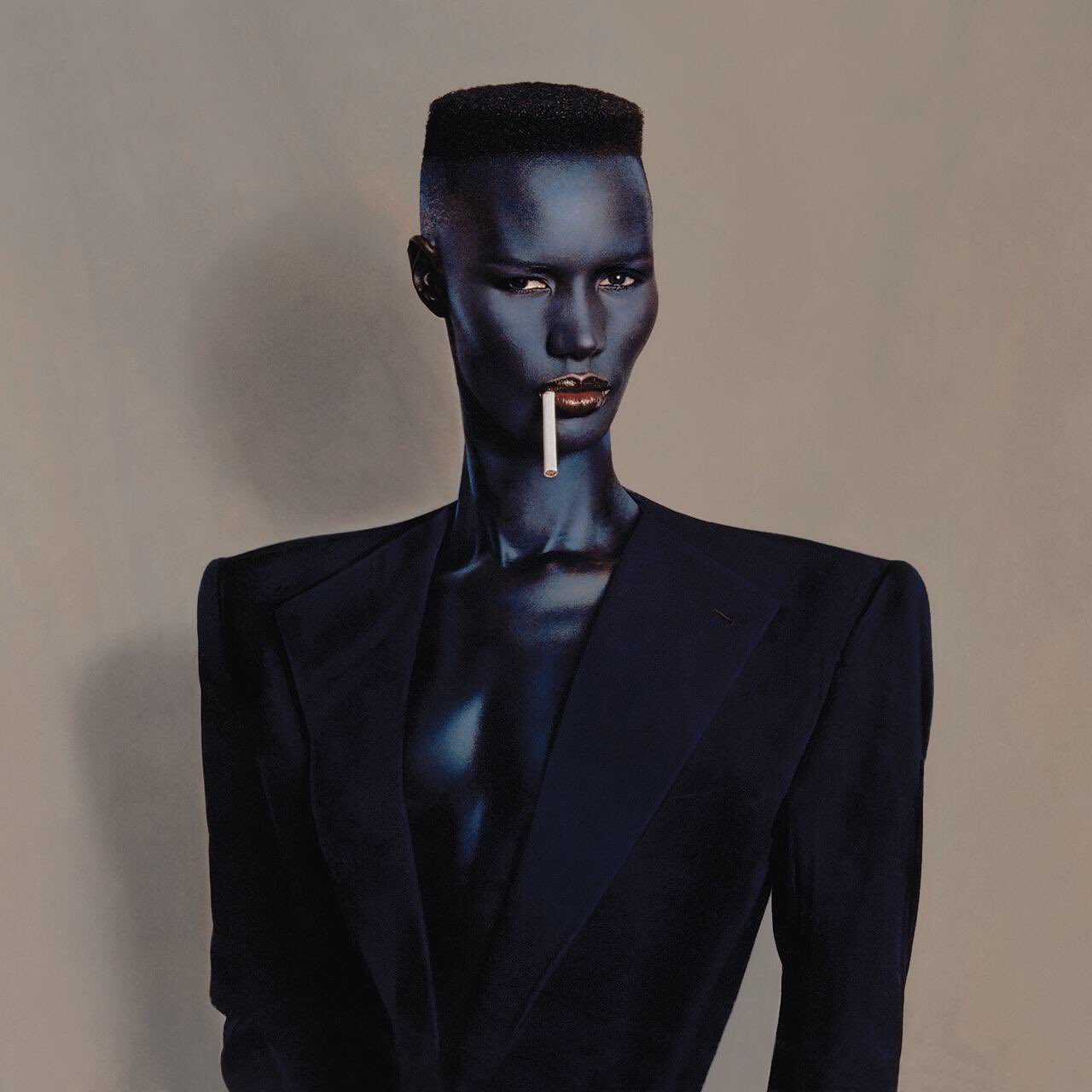1280x1280, 112 Kb / грейс джонс, Grace jones, сигарета, пиджак