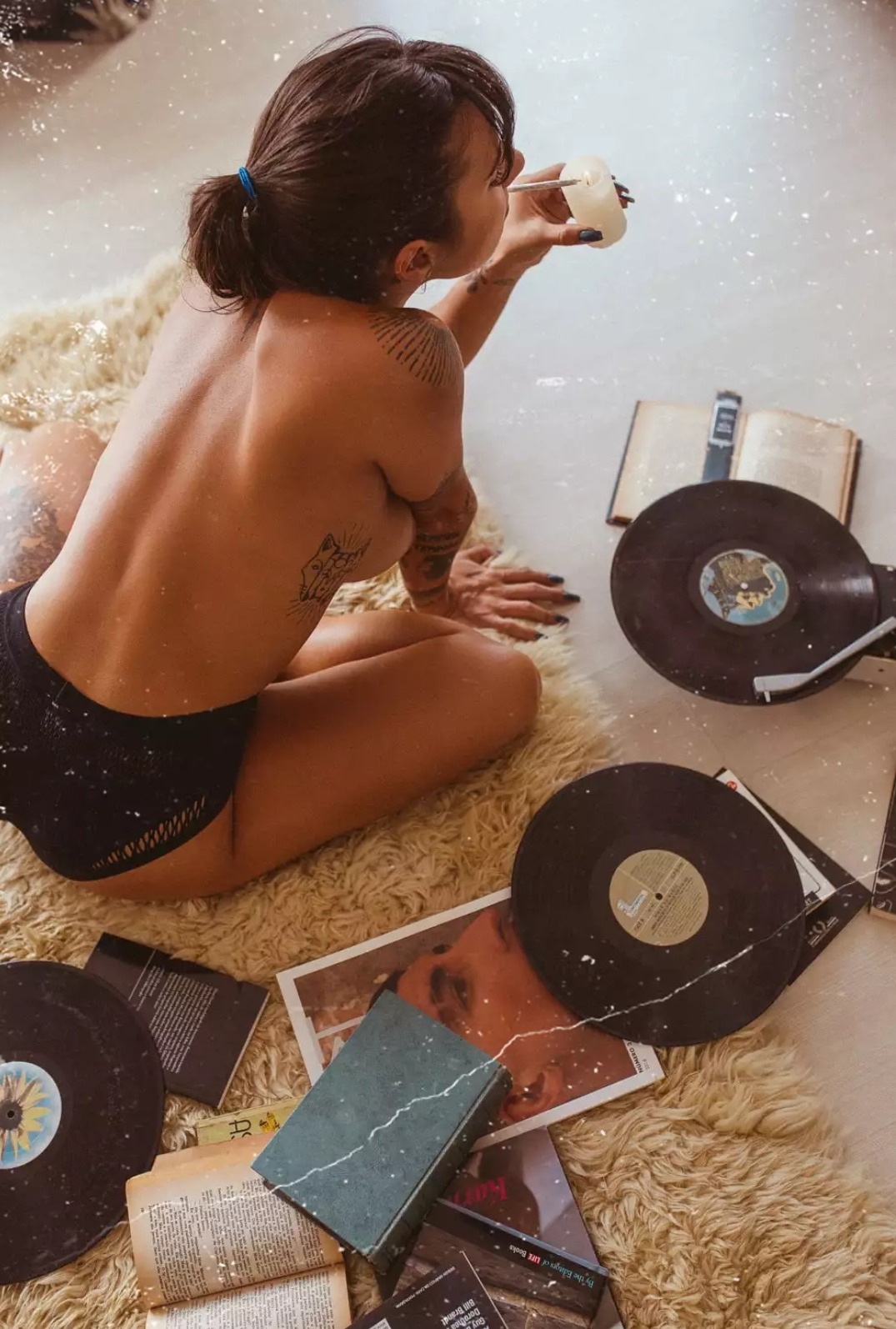 1075x1594, 317 Kb / свечка, дурь, трава, косяк, пластинки, книги, топлесс, шкура, мех, тату, эполеты