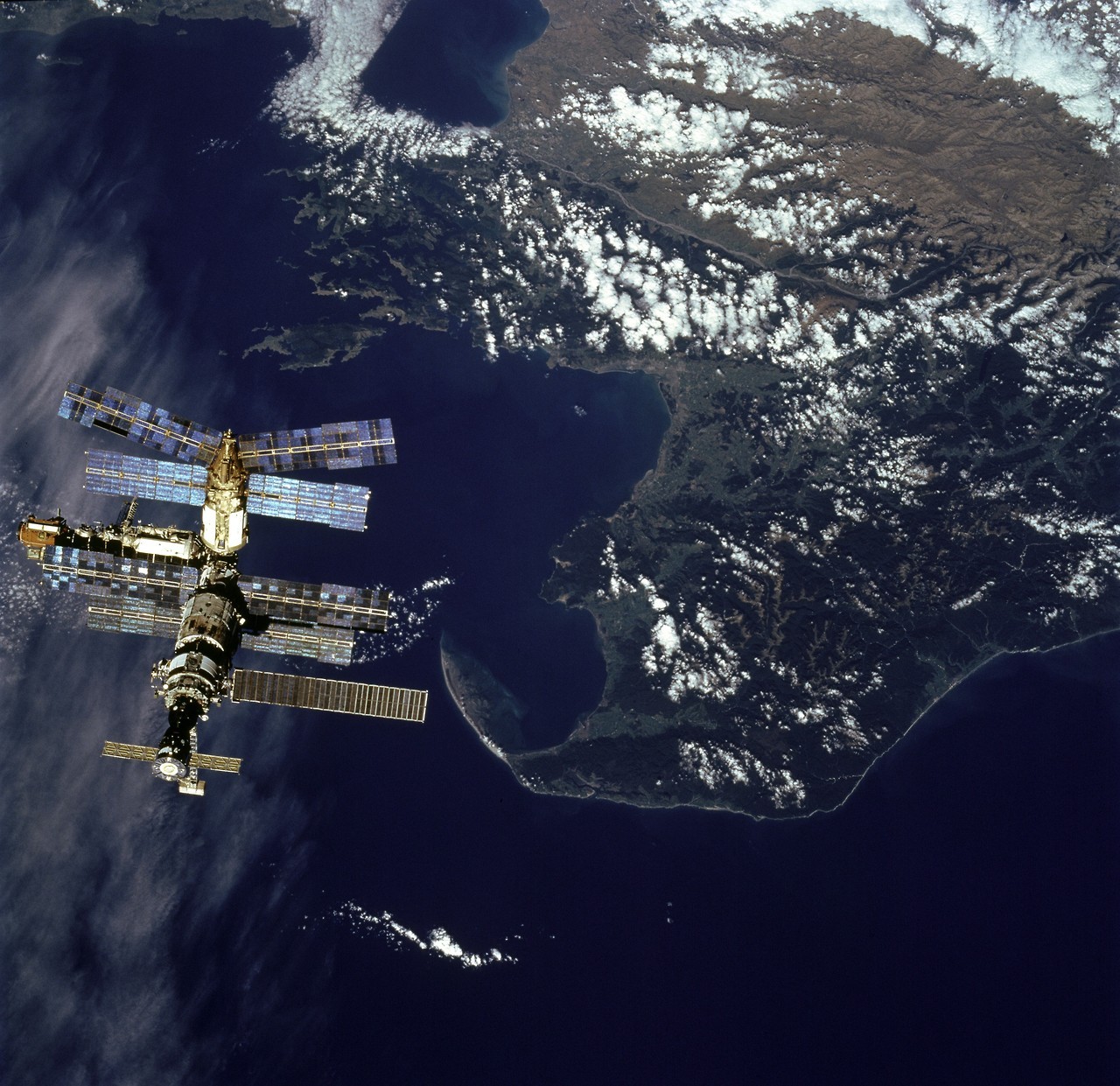 1280x1241, 407 Kb / космос, станция, мир