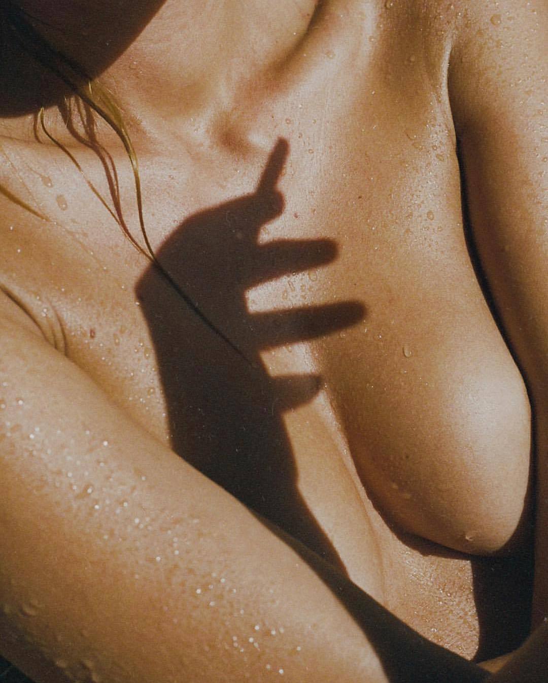 1080x1345, 133 Kb / мокрая, сиськи, тень