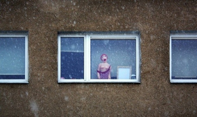 675x402, 94 Kb / окно, надувная, баба, снег, кукла