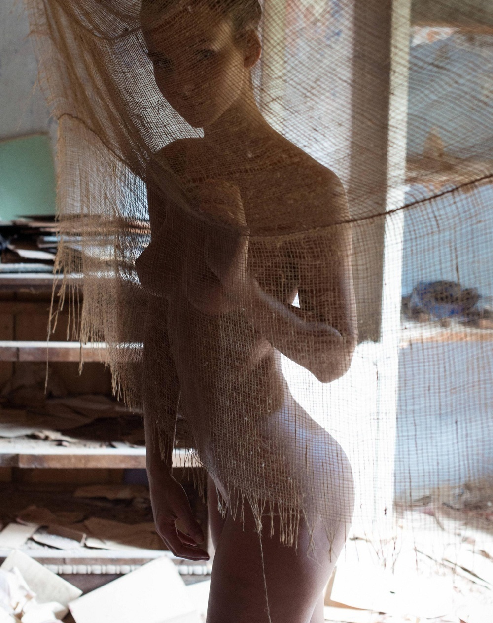 1000x1263, 404 Kb / сарай, доски, тряпка, мешковина, прозрачное, голая, полка, мусор, Rachel Cook