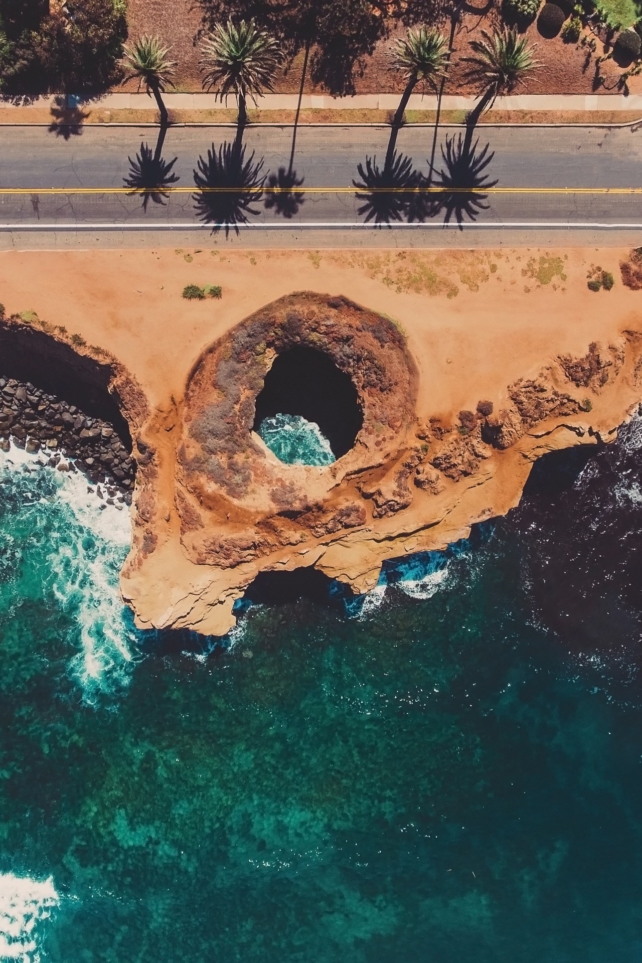 1280x1920, 605 Kb / дорога, пальмы, берег, провал, дыра, камни