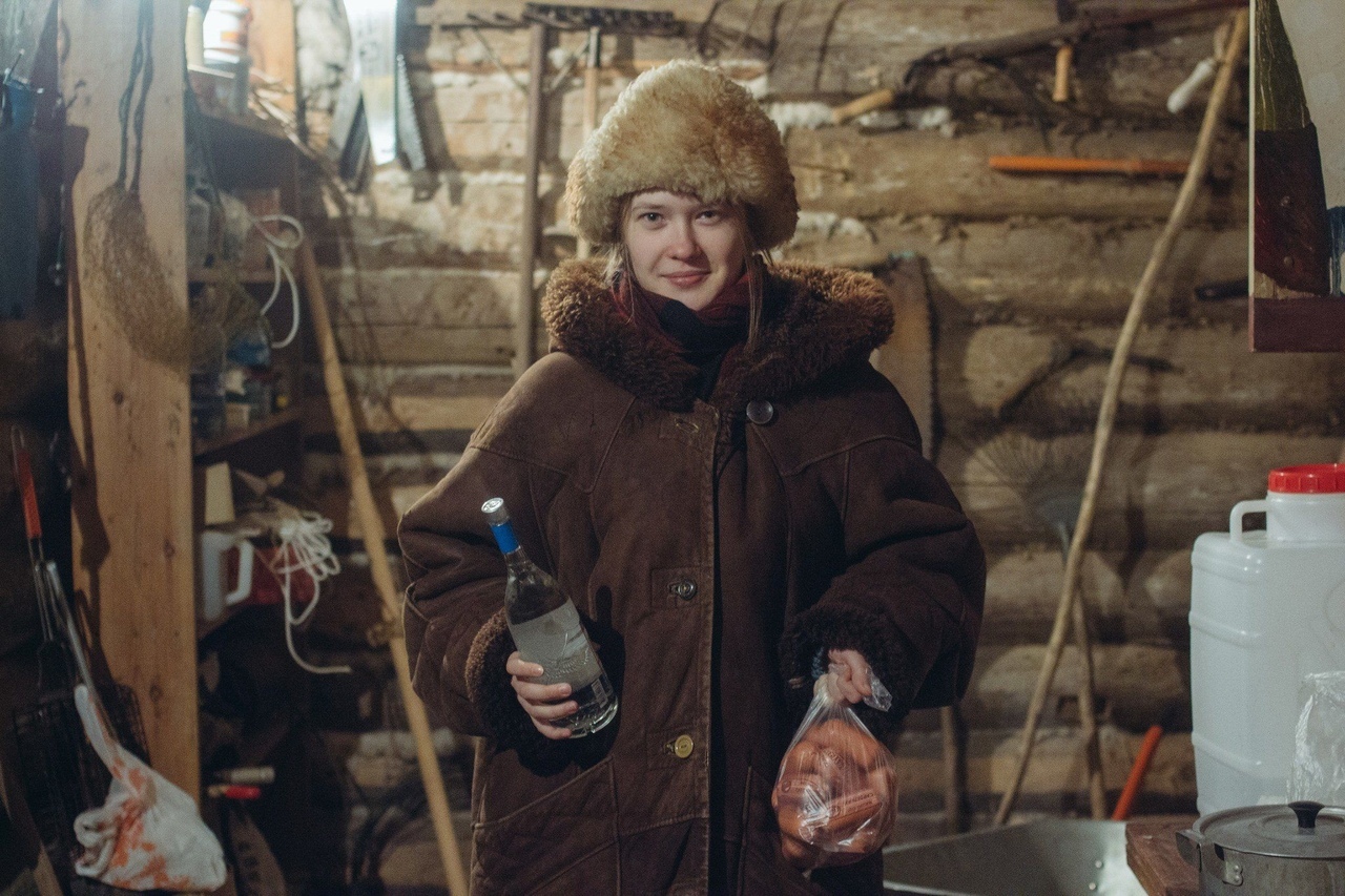 1280x853, 452 Kb / бутылка, водка, сардельки, ушанка, дубленка, сруб, бревно, сарай
