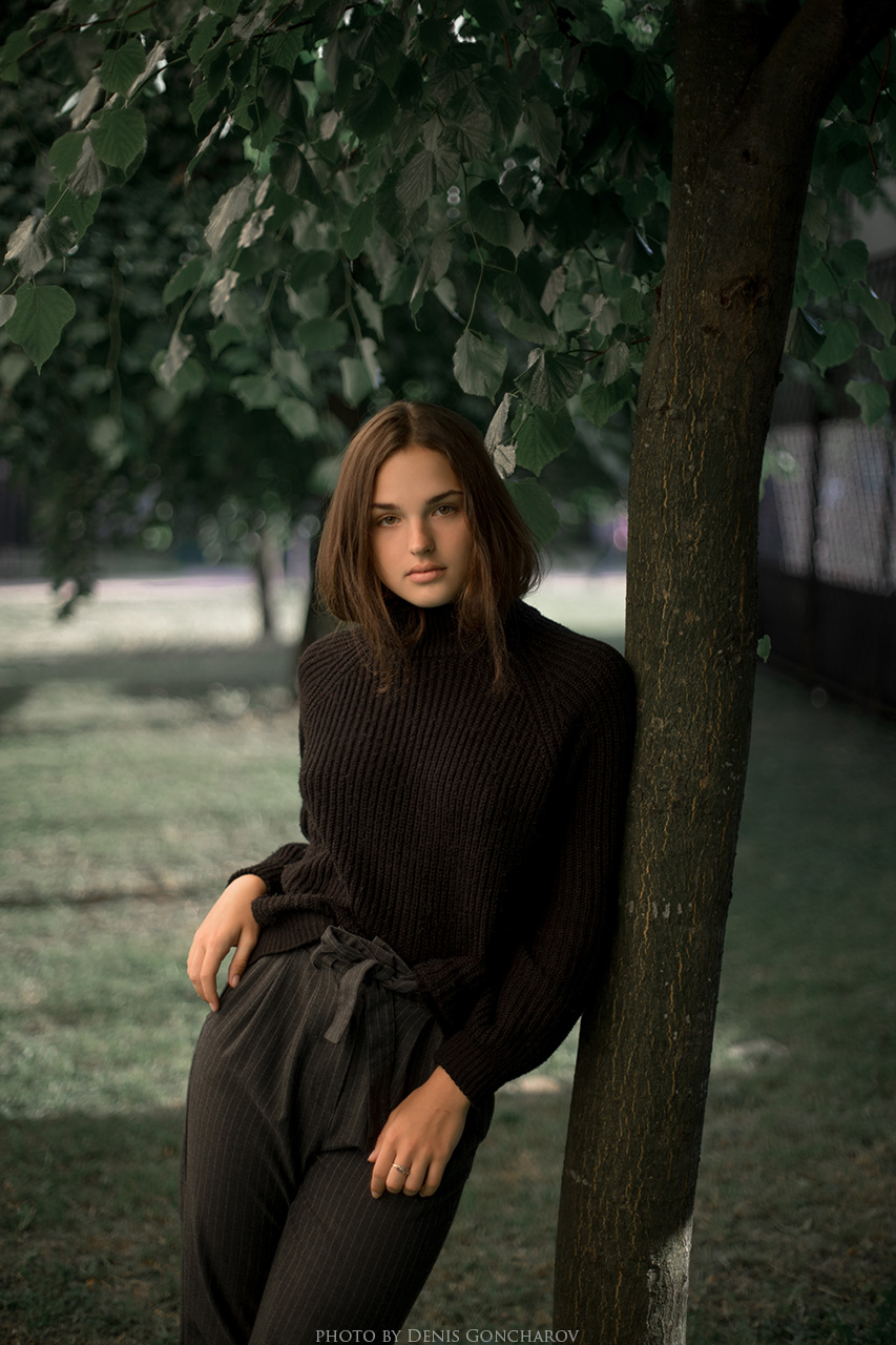 853x1280, 321 Kb / шатенка, дерево, Денис Гончаров