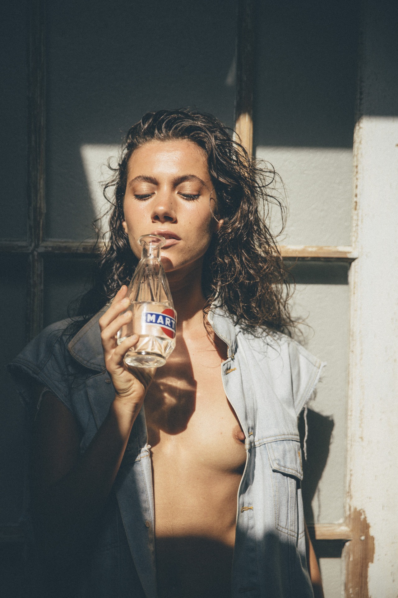 1280x1920, 570 Kb / бутылка, мартини, джинсы, куртка, мокрая, Cassie Marie