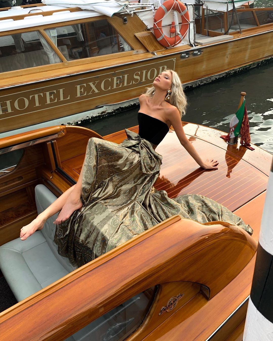 1080x1350, 270 Kb / катер, лодка, юбка, бант, причал, Elsa Hosk