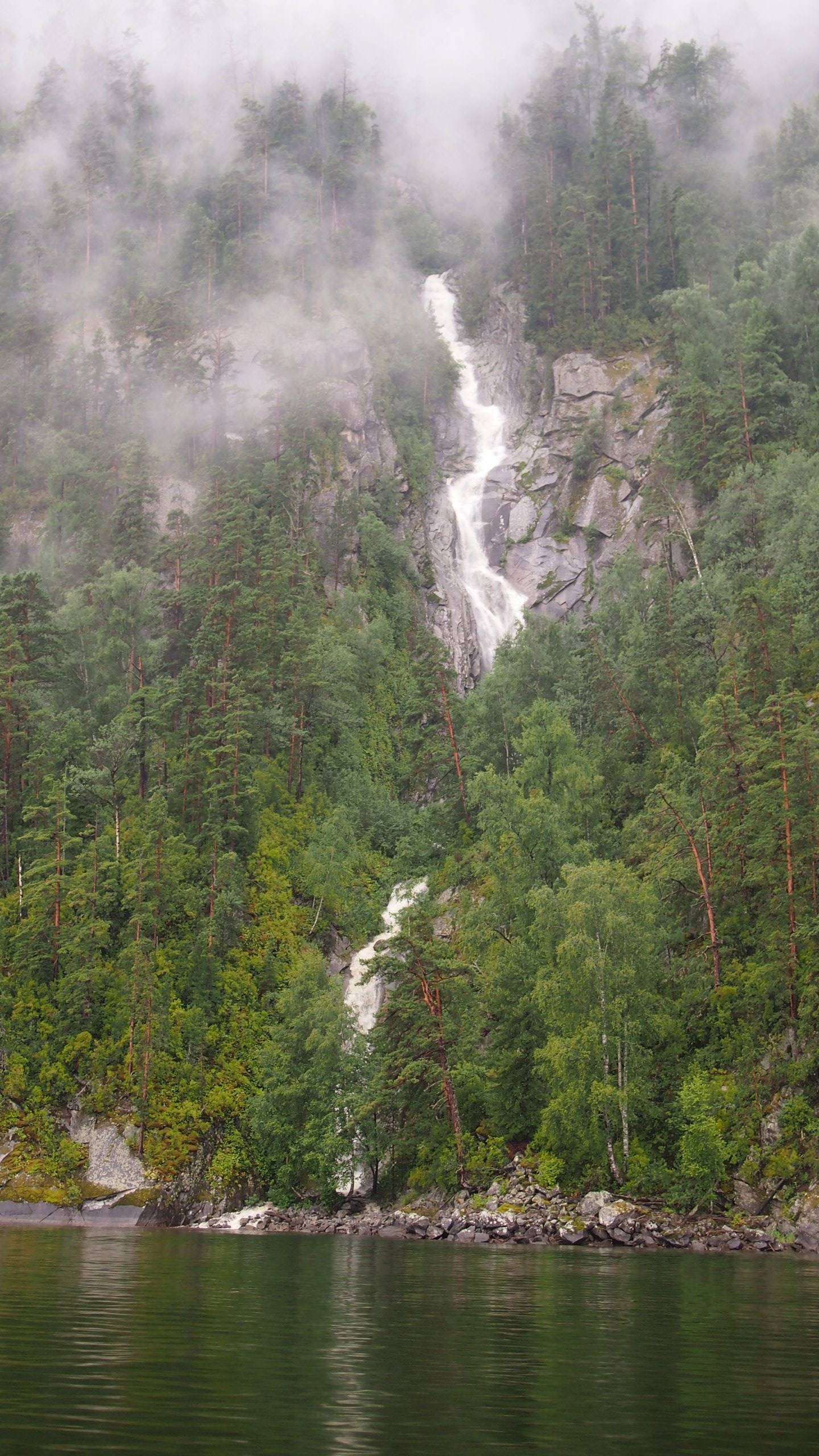 1440x2560, 568 Kb / Горный Алтай, горы, озеро, Телецкое, водопад, туман, камни