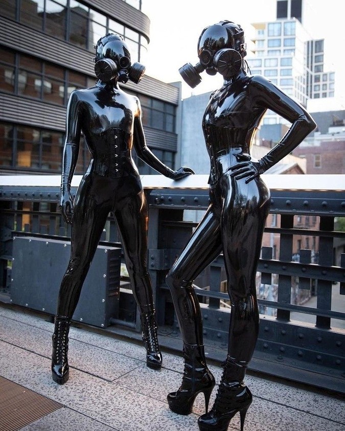 675x844, 187 Kb / девки, латекс, противогаз