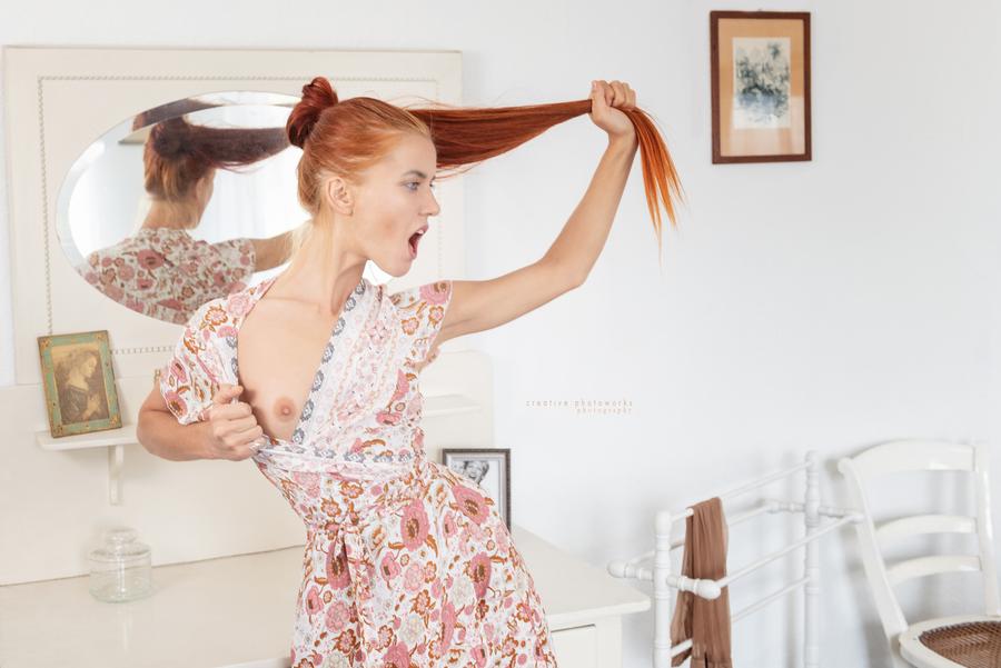 900x601, 52 Kb / рыжая, платье, зеркало, стул, creativephotoworks