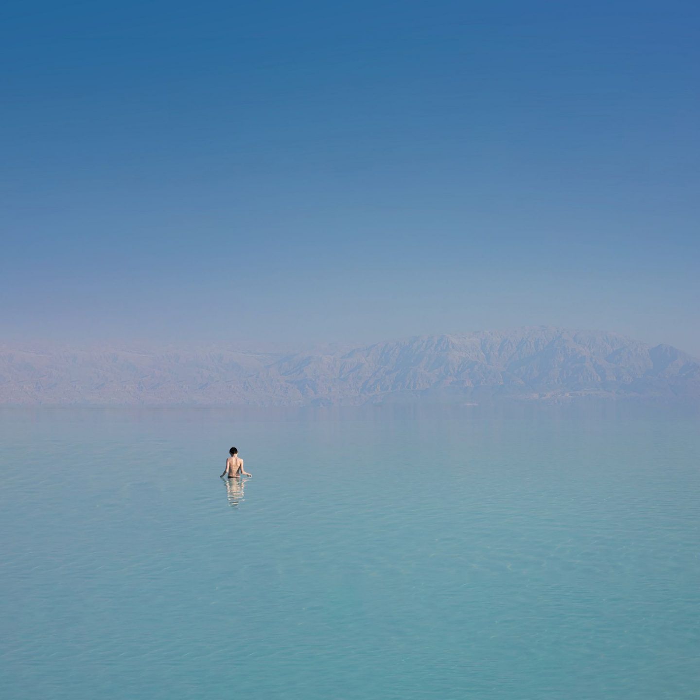 1440x1440, 71 Kb / девка, горы, небо, водоём