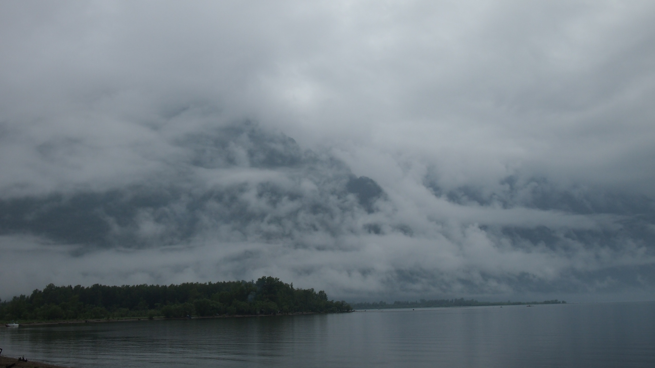 2560x1440, 390 Kb / Горный Алтай, горы, озеро, Телецкое, туман, облака