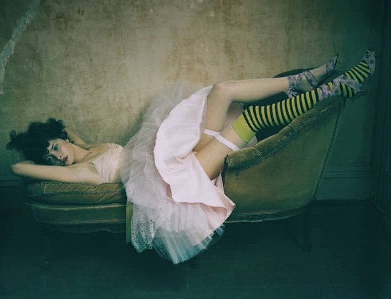 786x600, 67 Kb / девка, диван, платье, чулок, полоски