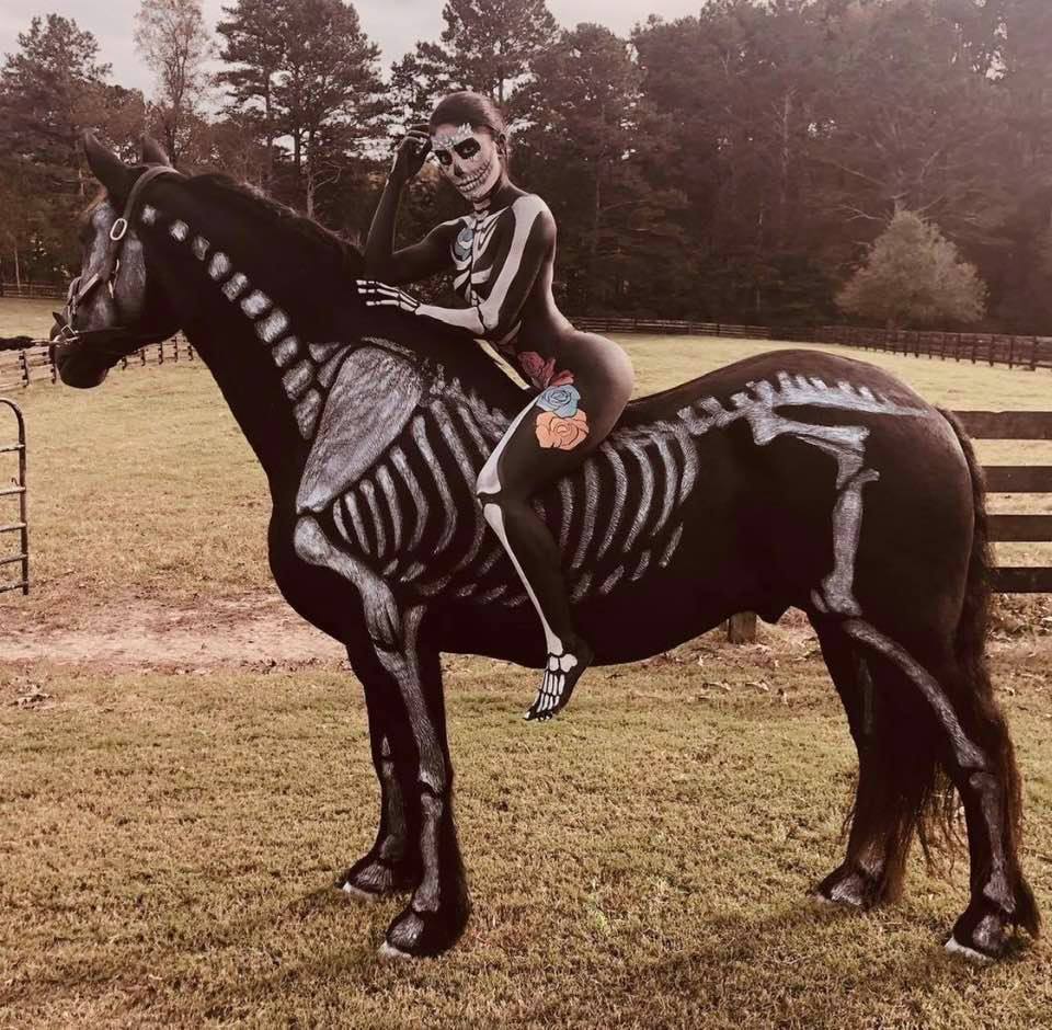 960x940, 165 Kb / девка, лошадь, смерть, скелет, бодиарт